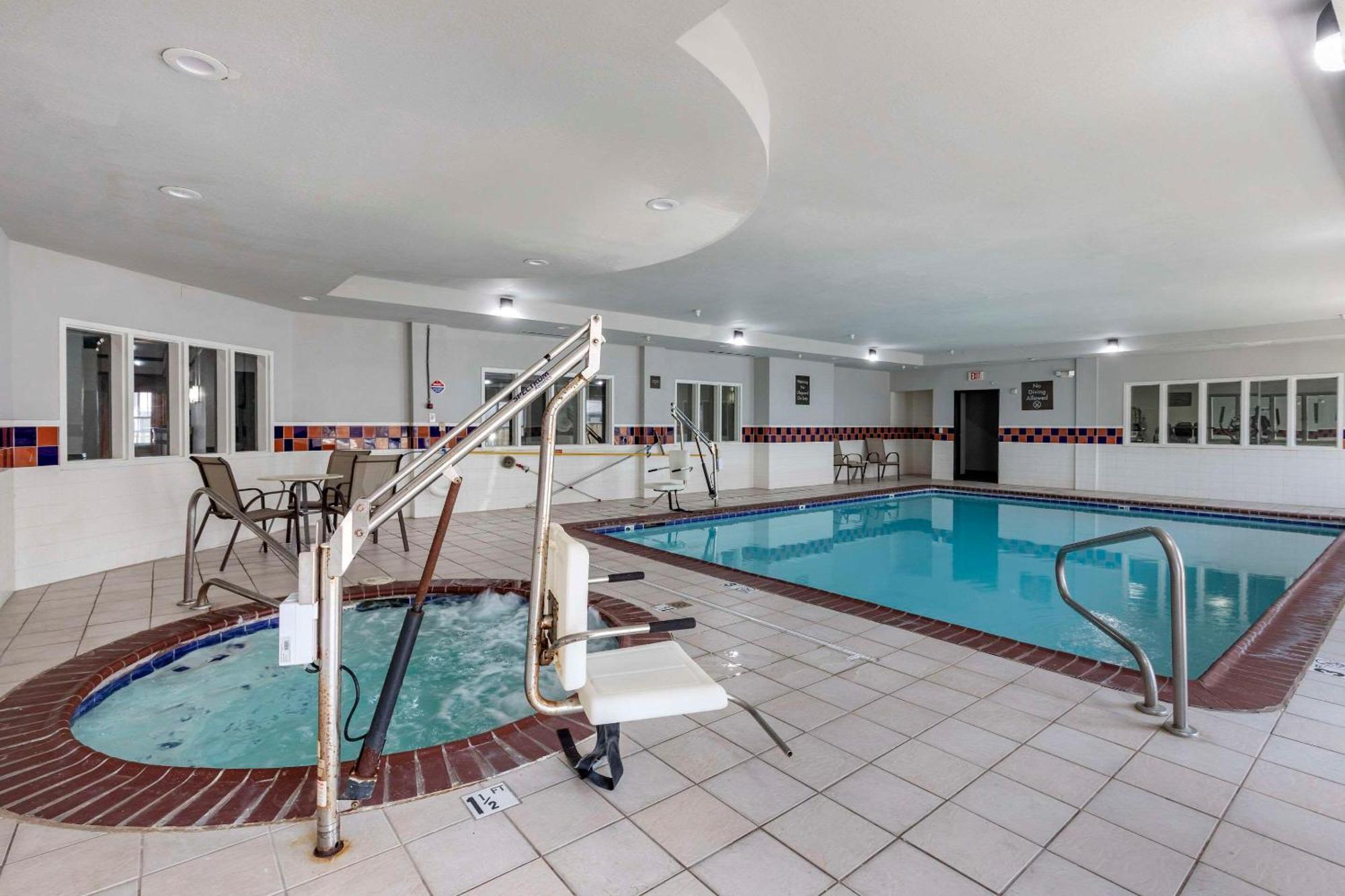 Quality Inn & Suites I-35 E-Walnut Hill Dallas Exteriör bild
