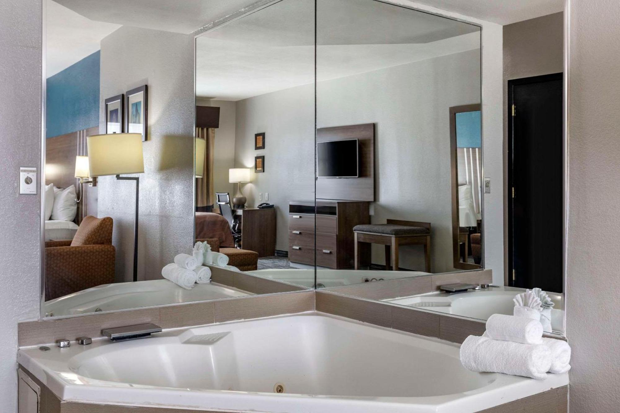 Quality Inn & Suites I-35 E-Walnut Hill Dallas Exteriör bild
