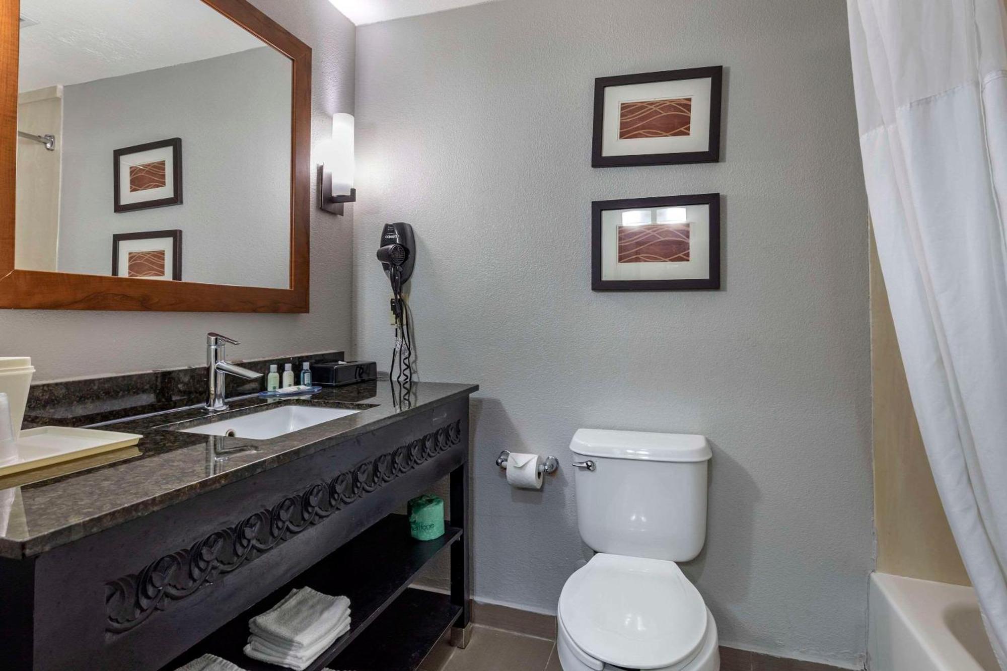 Quality Inn & Suites I-35 E-Walnut Hill Dallas Exteriör bild