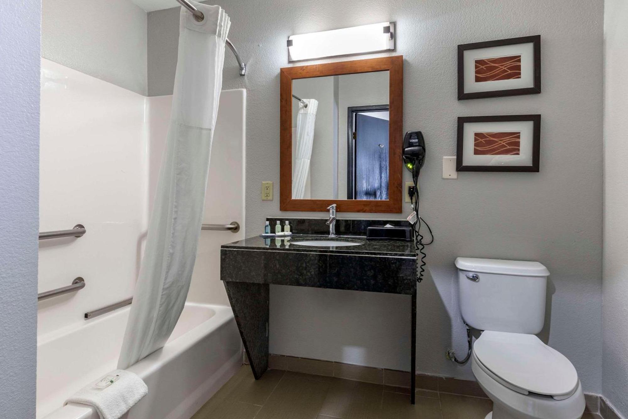 Quality Inn & Suites I-35 E-Walnut Hill Dallas Exteriör bild
