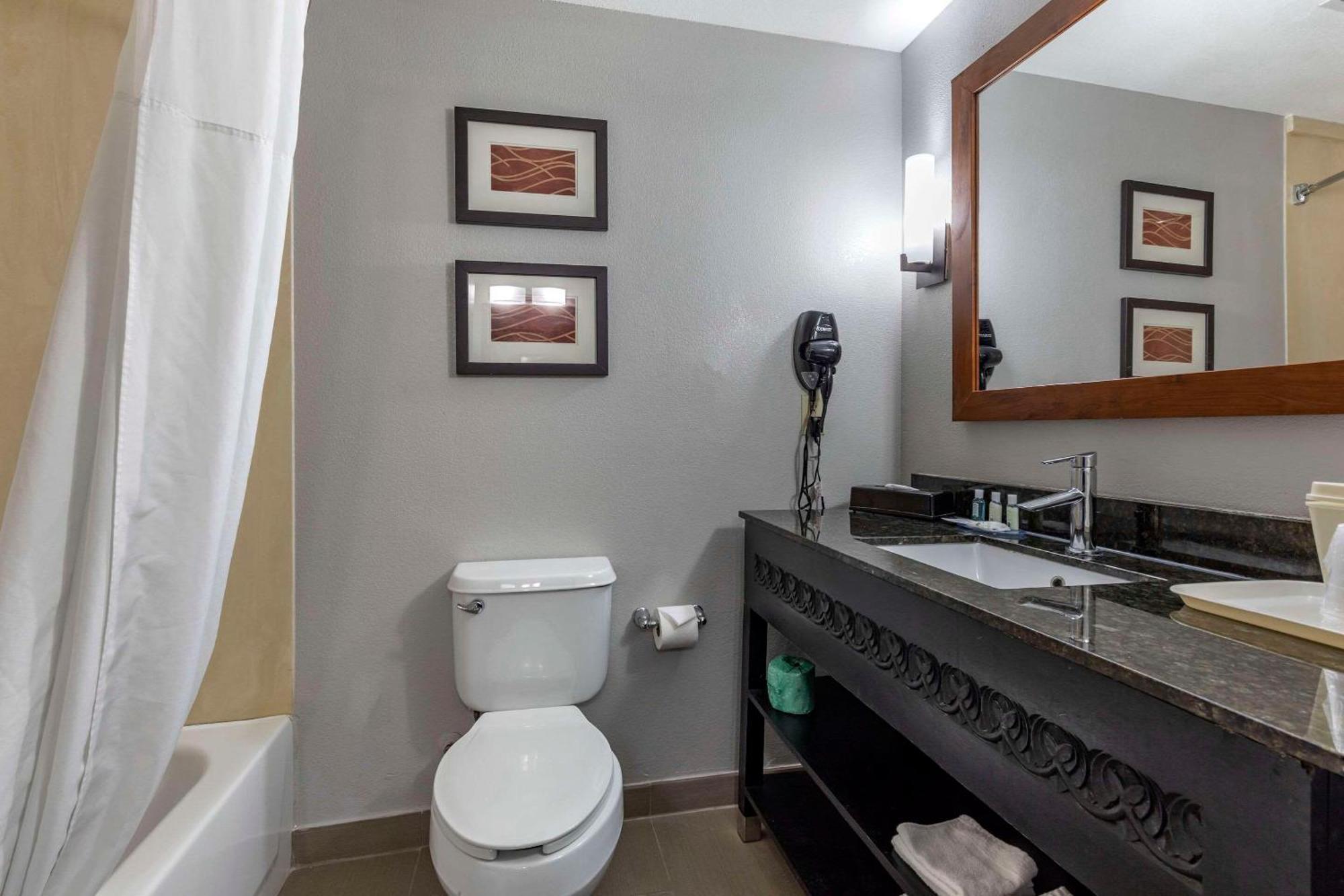 Quality Inn & Suites I-35 E-Walnut Hill Dallas Exteriör bild